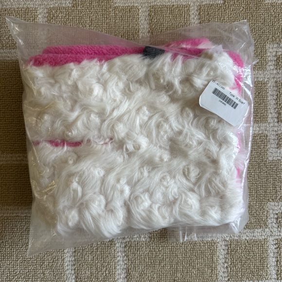 NWT Heurueh Hybrid Pull Thru Faux Fur Cozy Fleece Scarf Holiday Gift White Pink - Picture 6 of 10